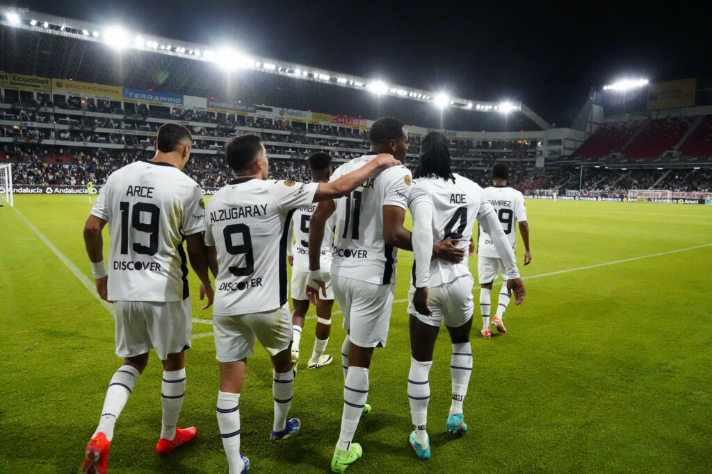Jugadores de Liga de Quito celebran un gol en la Liga Pro.