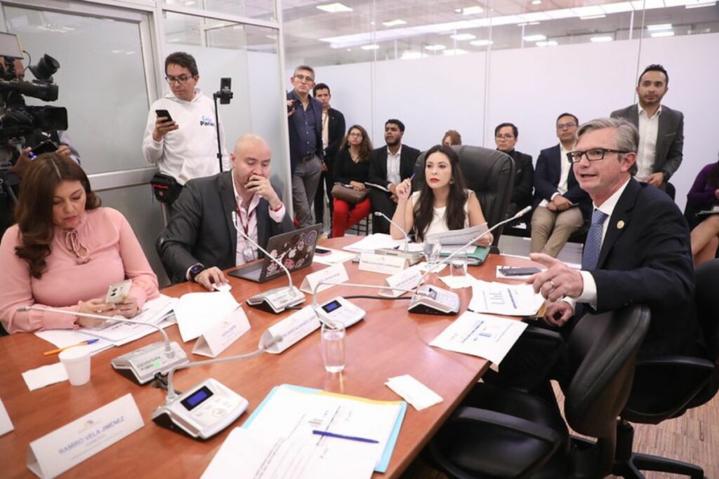 El ministro de Economía y Finanzas, Juan Carlos Vega (der.), se presentó ante la Comisión de Fiscalización para informar sobre las gestiones por la emergencia eléctrica