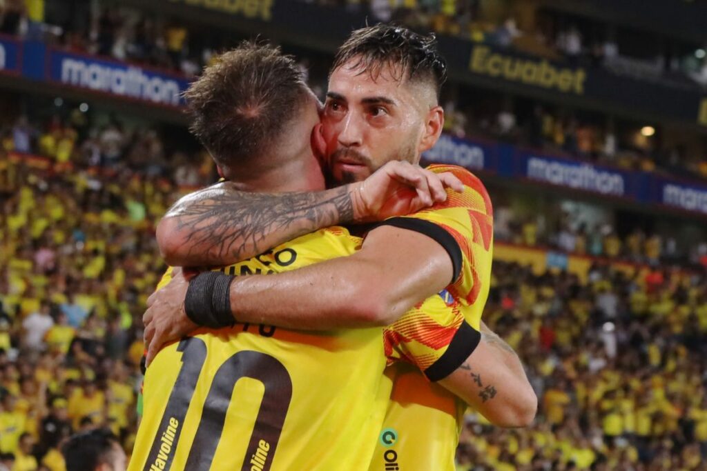 Damián Díaz y Francisco Fydriszewski celebran un gol de Barcelona SC ante Liga de Quito por la Liga Pro 2024.