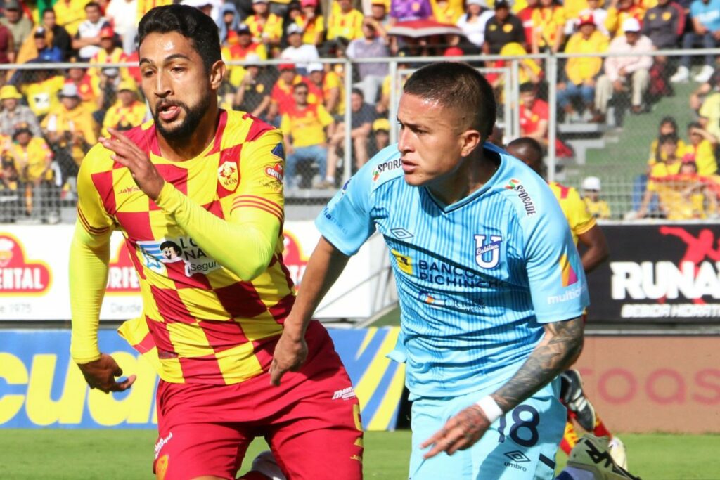 Jeison Medina (izq.), jugador de Aucas, disputa la posesión del balón con Layan Loor de Universidad Católica en un partido de la Liga Pro 2024.