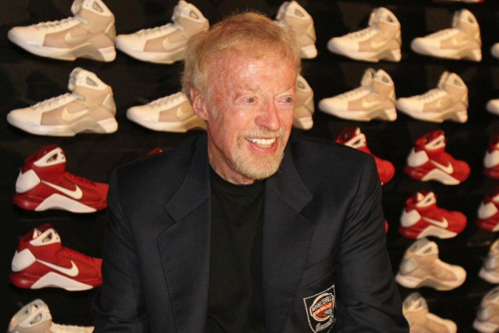 Knight fundó Nike tras un revelador viaje a Japón en 1964, lo que sentó las bases de un imperio deportivo. Foto: people.com.