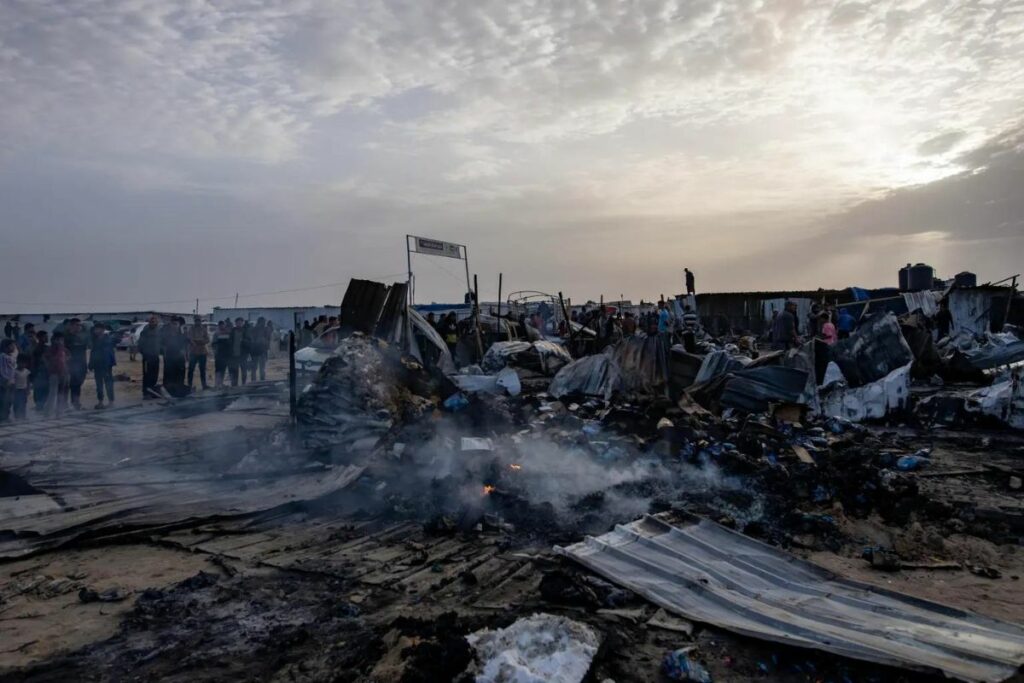 Vista de los daños en la zona del ataque israelí en el campo de desplazados en Tal al Sultan, en Rafah.
