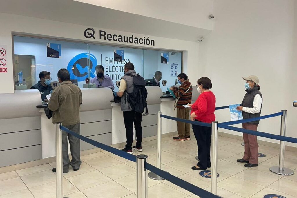 Si vive en Quito y su factura no le llega a su correo electrónico puede actualizar sus datos en una agencia de la EEQ o a través de canales digitales. Foto: EEQ