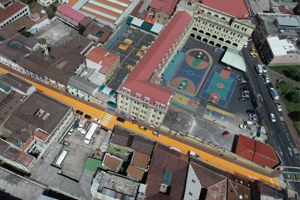 La calle Caldas, en el Centro Histórico de Quito, fue pintada de colores.