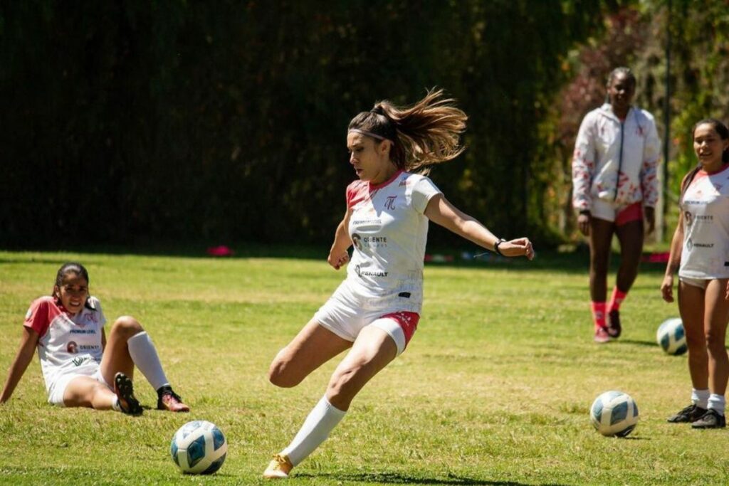 Una celebración dedicada a promover la igualdad de género y reconocer el impacto positivo del fútbol en la vida de mujeres y niñas desde 2015. Foto: Instagram @fernandavasconez.