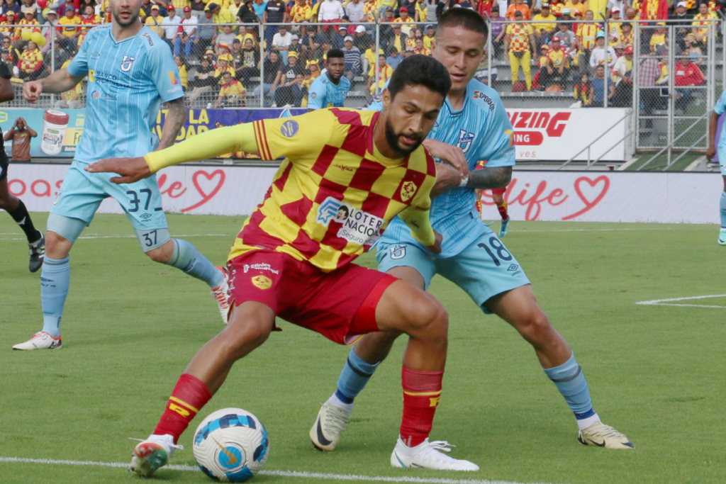 Jeison Medina (izq.), jugador de Aucas, en el partido ante Universidad Católica por la Liga Pro.