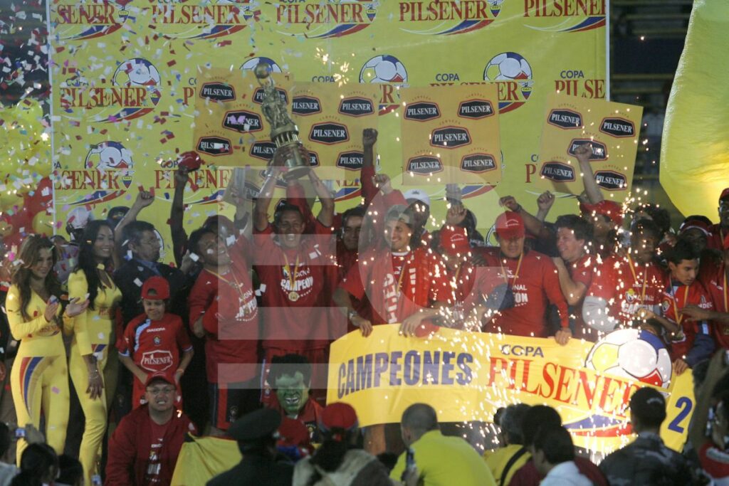 El Nacional del 2006 celebra su último título.