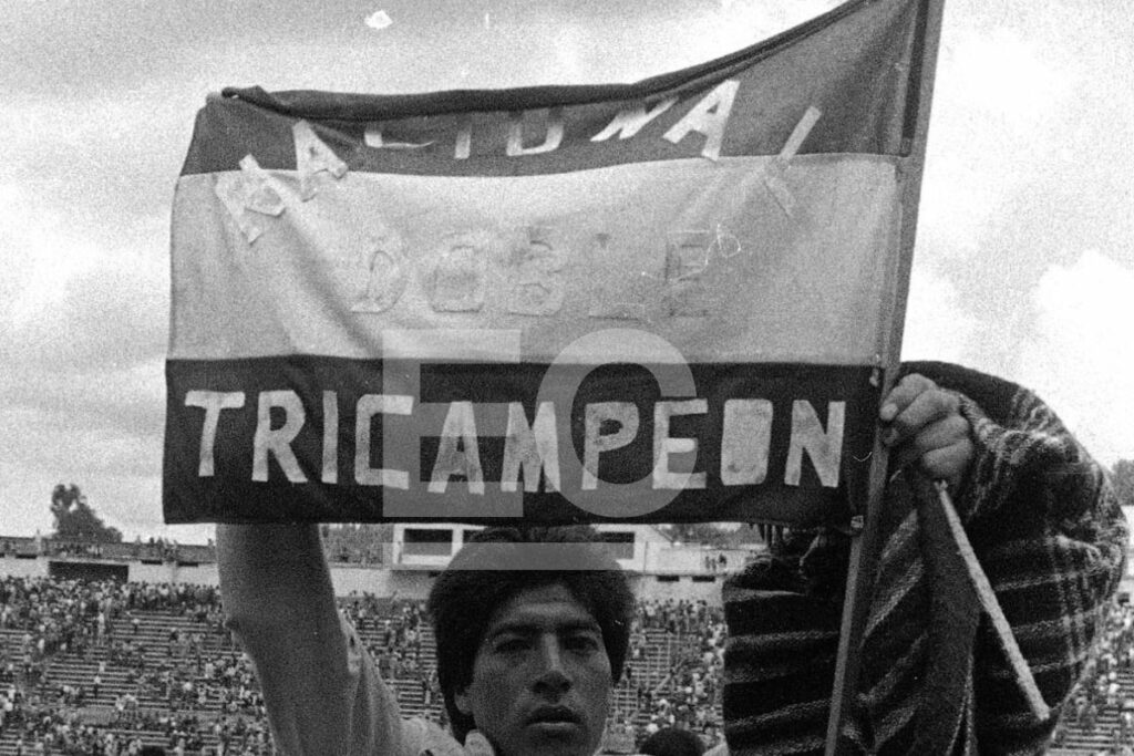Un hincha de El Nacional celebra la consecución del Bi-Tri Campeonato en 1984.
