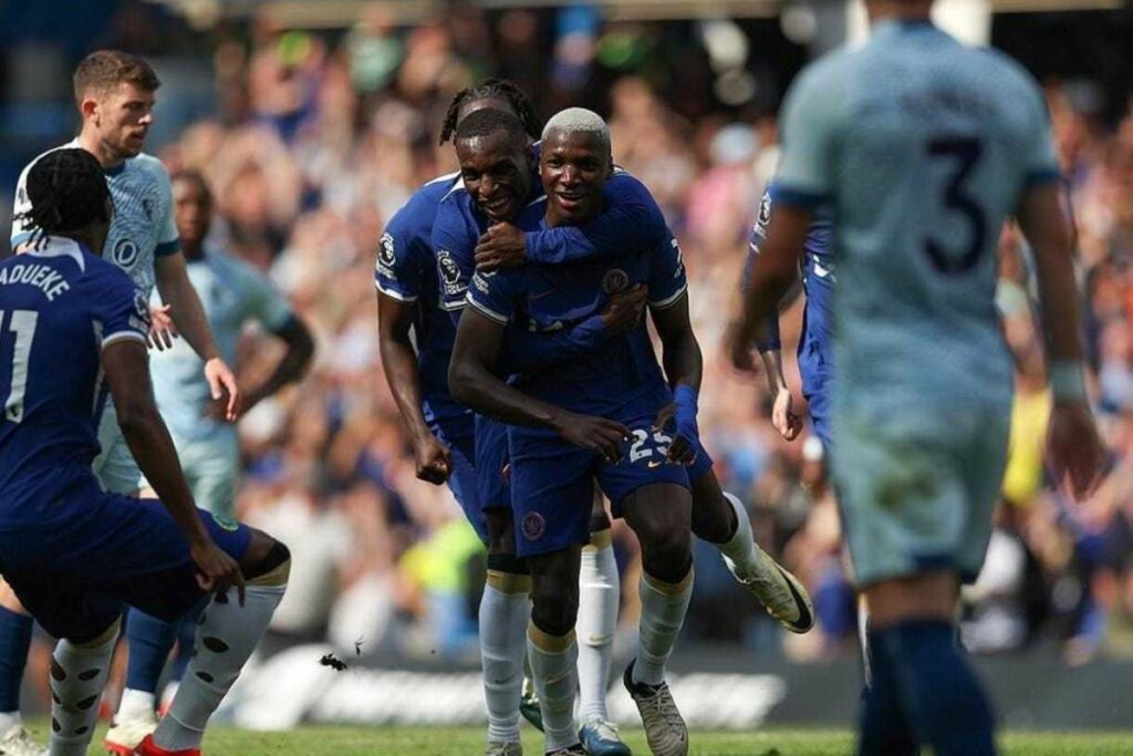 Moisés Caicedo (primero en el centro) celebra su gol con el Chelsea en la última fecha de la Premier League.