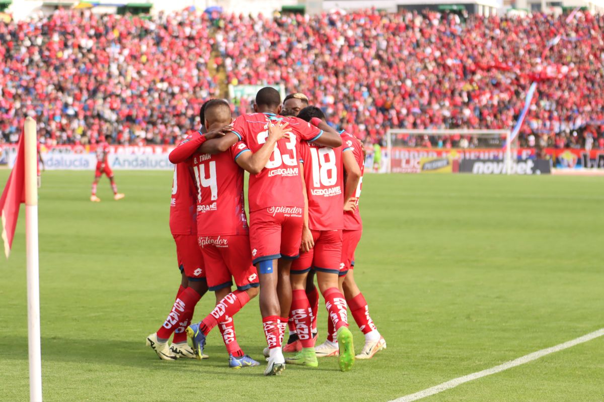 Jugadores e hinchas de El Nacional celebran un gol en la Liga Pro.