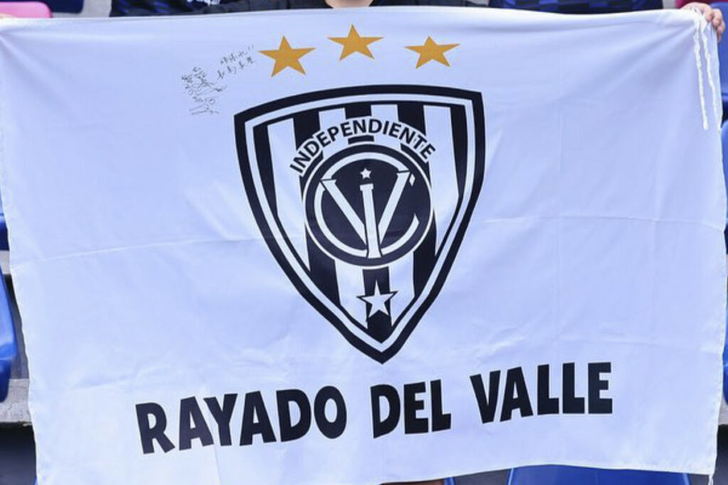 Escudo de Independiente del Valle con las tres estrellas internacionales ganadas.