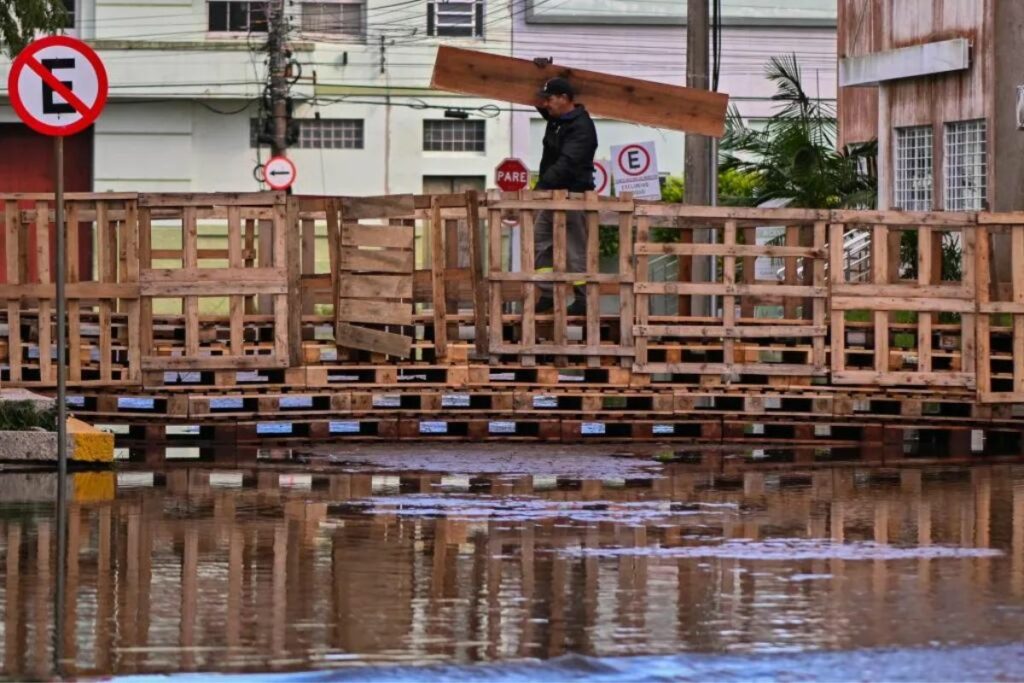 Puente improvisado en medio a una zona inundada en el municipio de Rio Grande, estado de Rio Grande do Sul (Brasil).