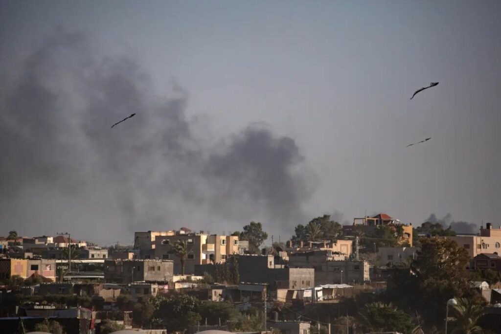 Se eleva humo después de un ataque aéreo israelí en Rafah, sur de la Franja de Gaza.