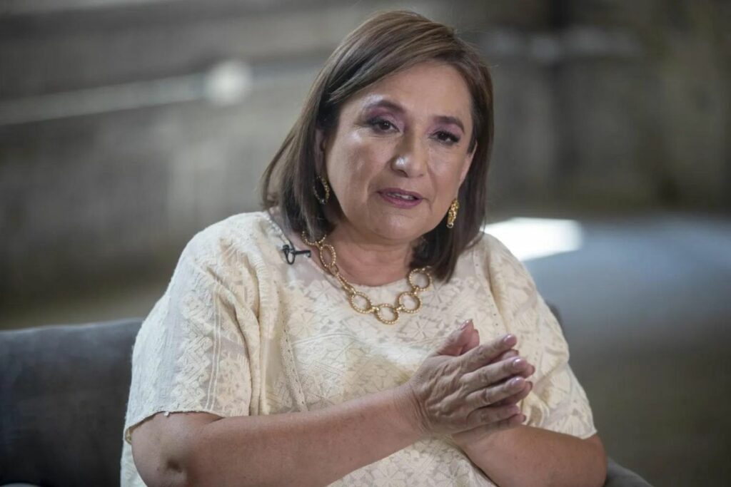 La candidata presidencial de la oposición mexicana, Xóchitl Gálvez, habla durante una entrevista