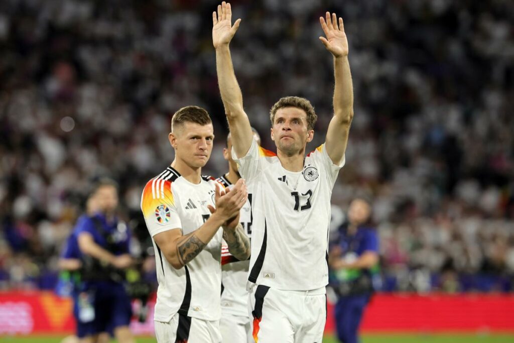 Jugadores de la Selección de Alemania celebran su victoria ante Escocia en la Eurocopa.