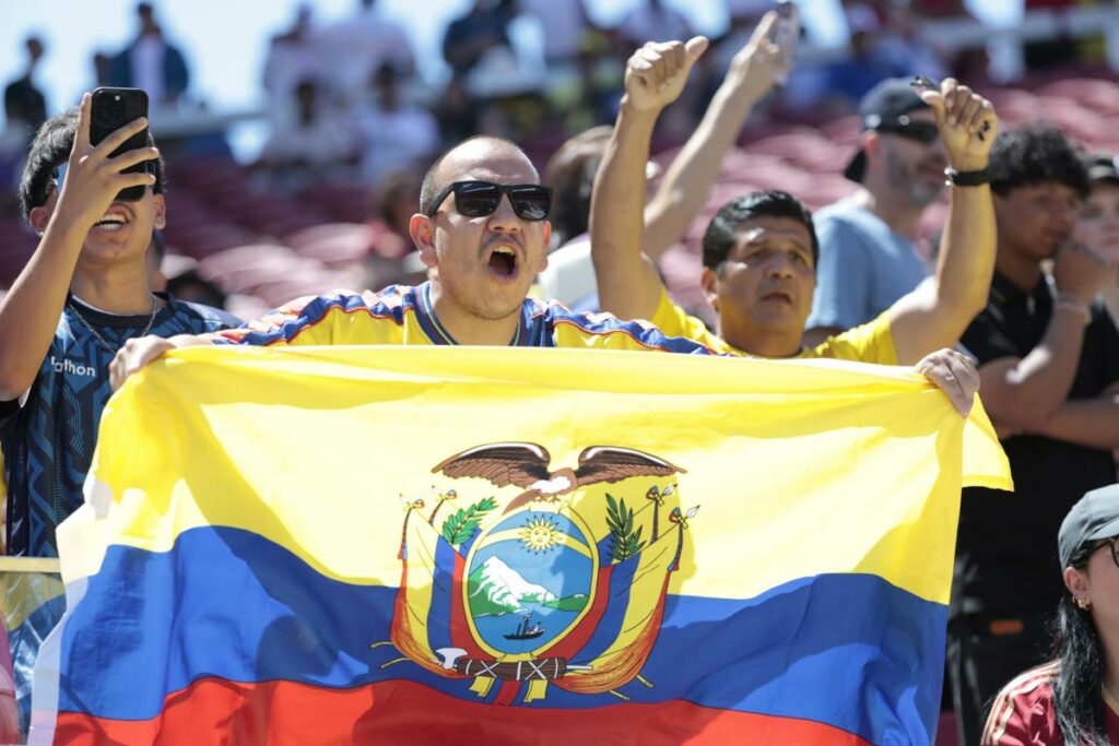 Un hincha de la Selección de Ecuador en la Copa América alienta al equipo.