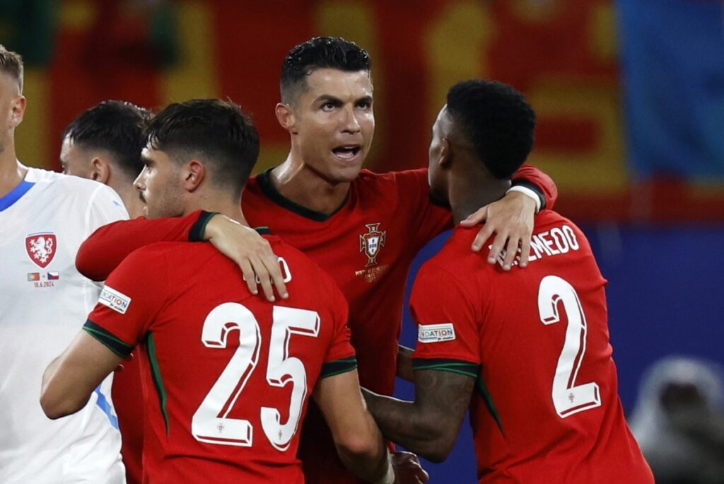Cristiano Ronaldo celebra el triunfo de Portugal en la Eurocopa ante República Checa.