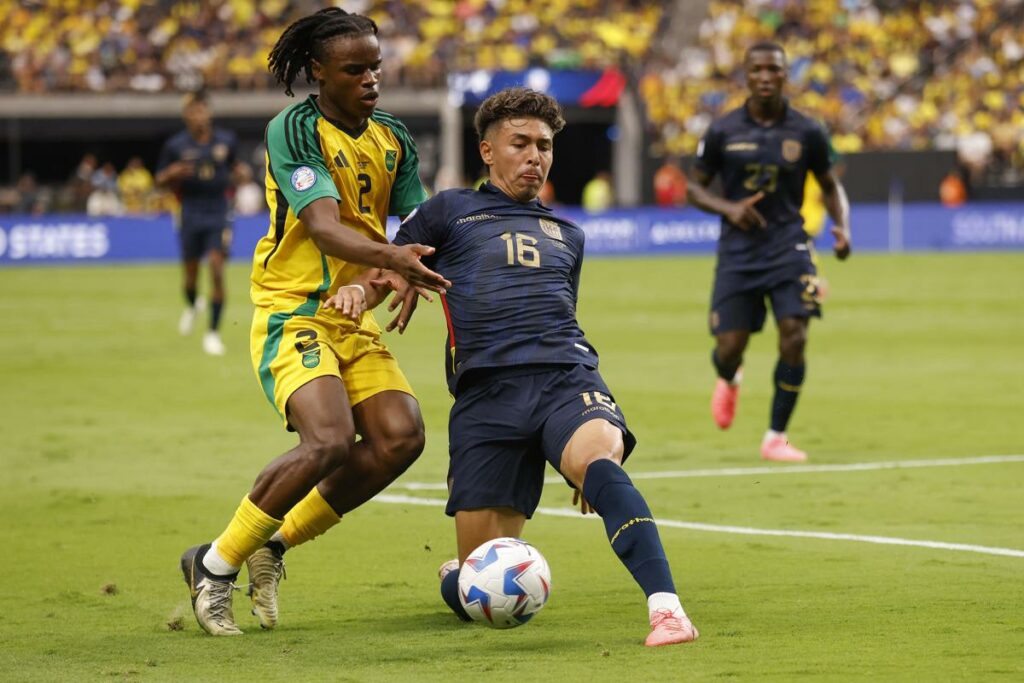 Jeremy Sarmiento (der.) de la Selección de Ecuador disputa un balón con un rival de Jamaica.