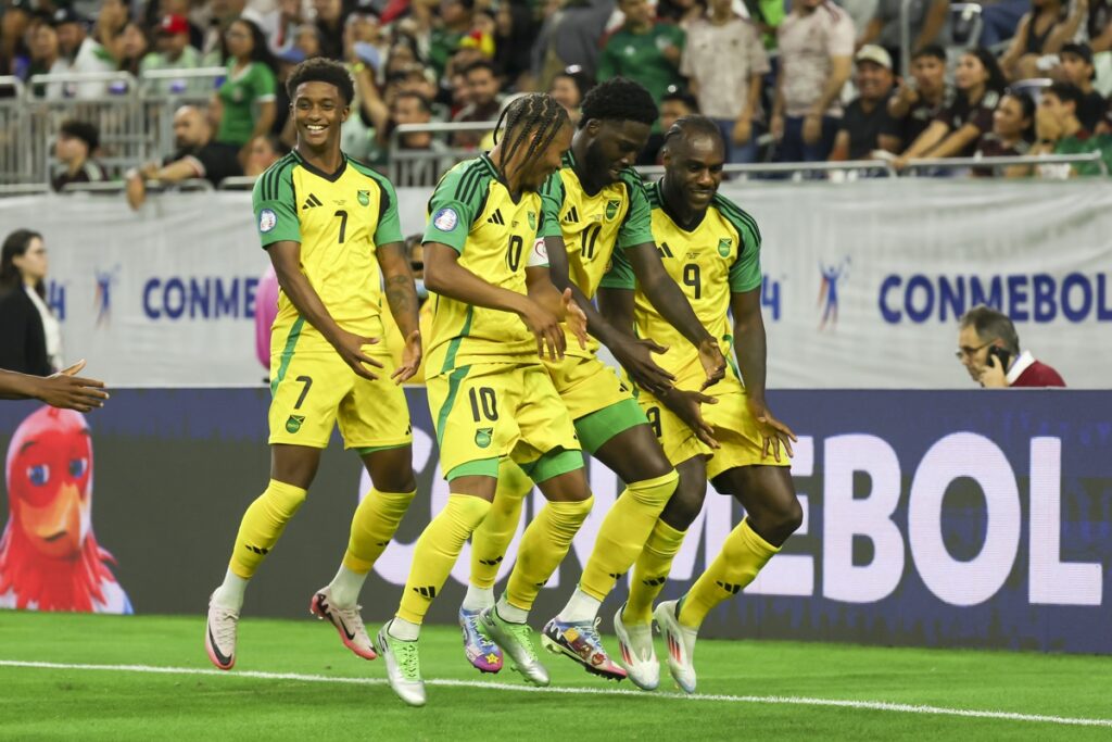 Jugadores de la Selección de Jamaica celebran un gol anulado en la Copa América antes de jugar con la Selección de Ecuador.