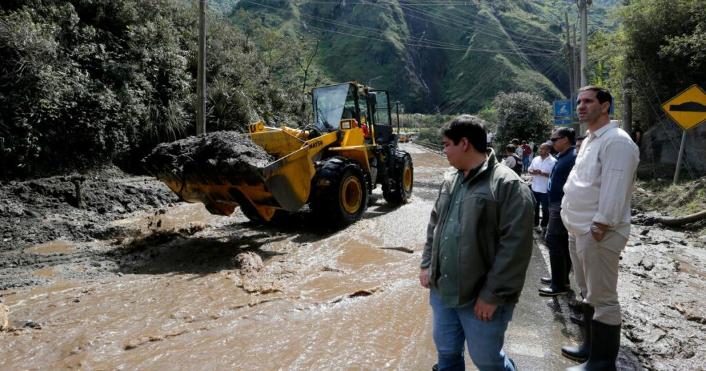 Fotografía cedida por la Presidencia de Ecuador que muestra al ministro de Transporte y Obras Públicas, Roberto Luque (D) y el secretario de la Administración Pública, Arturo Félix Wong.
