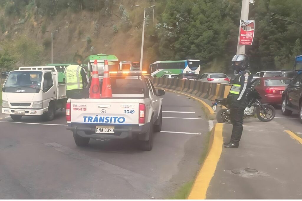 El carril de la autopista General Rumiñahui, en sentido Quito-Los Chillos, está cerrado, por causa de siniestros de tránsito