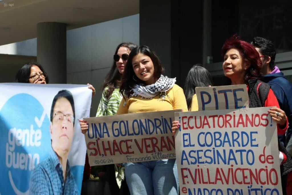 Amanda Villavicencio dio declaraciones este jueves 27 de junio, en las afueras del Complejo Judicial.