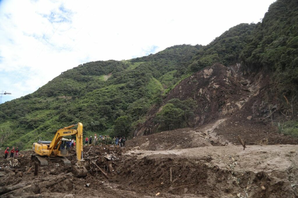 Las labores de rescate continúan en la parroquia Río Verde, del cantón Baños, en Tungurahua, luego de los deslaves