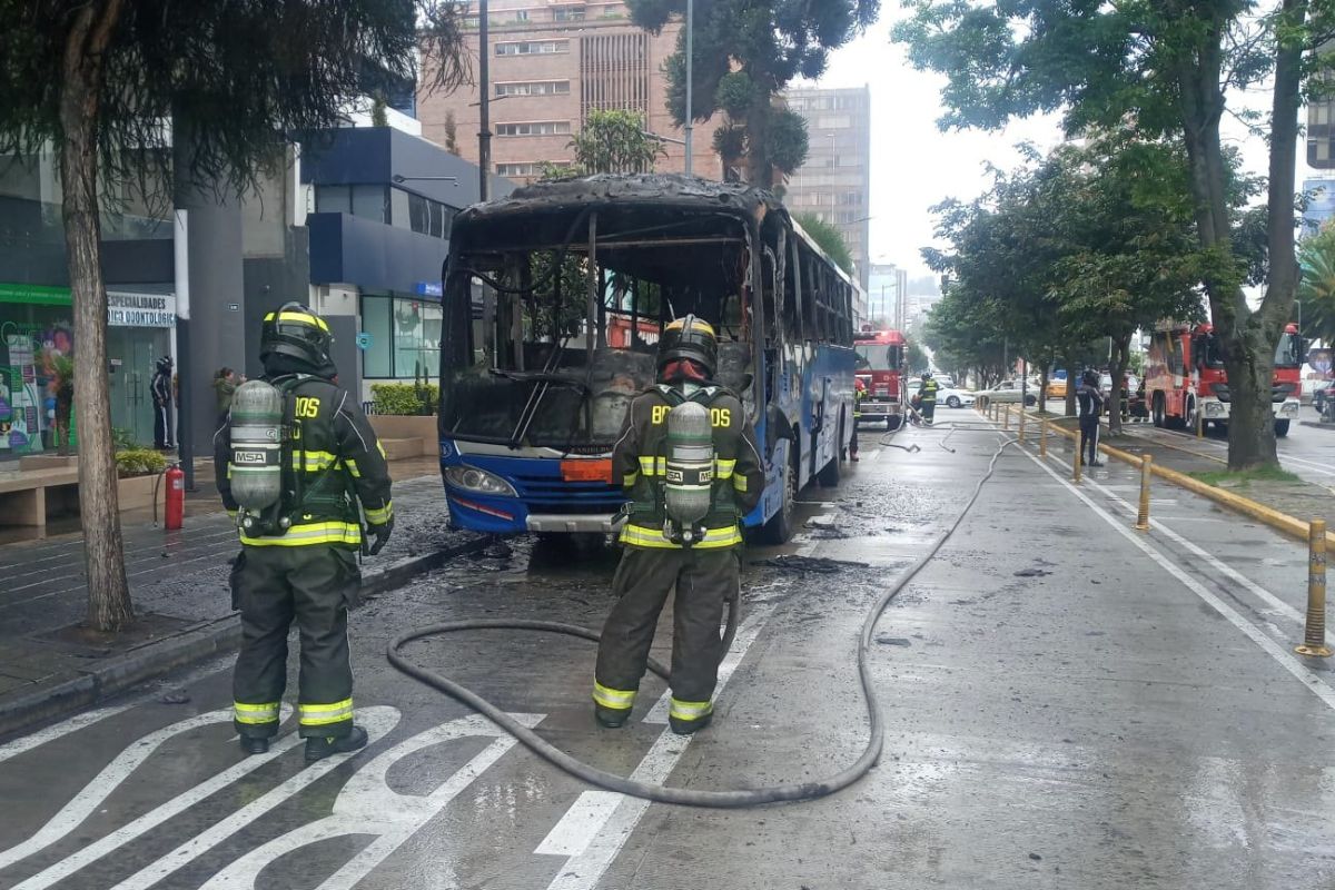 Un bus de pasajeros se incendió en las calles Cristóbal Colón y Amazonas, en el norte de Quito