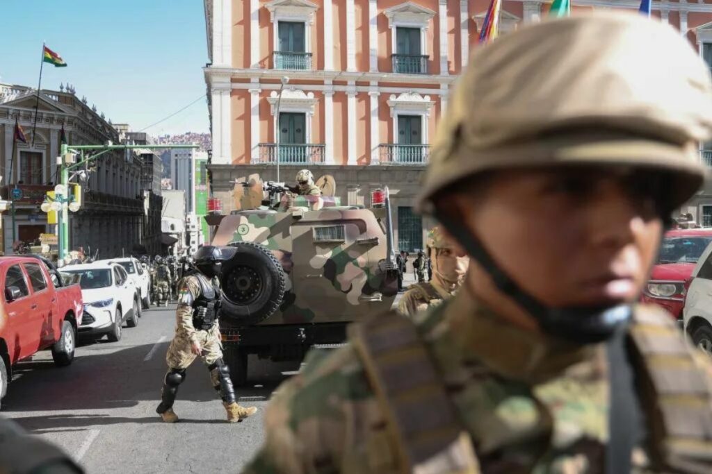 Militares intentan entrar a la sede del Gobierno de Bolivia, este miércoles en La Paz (Bolivia).