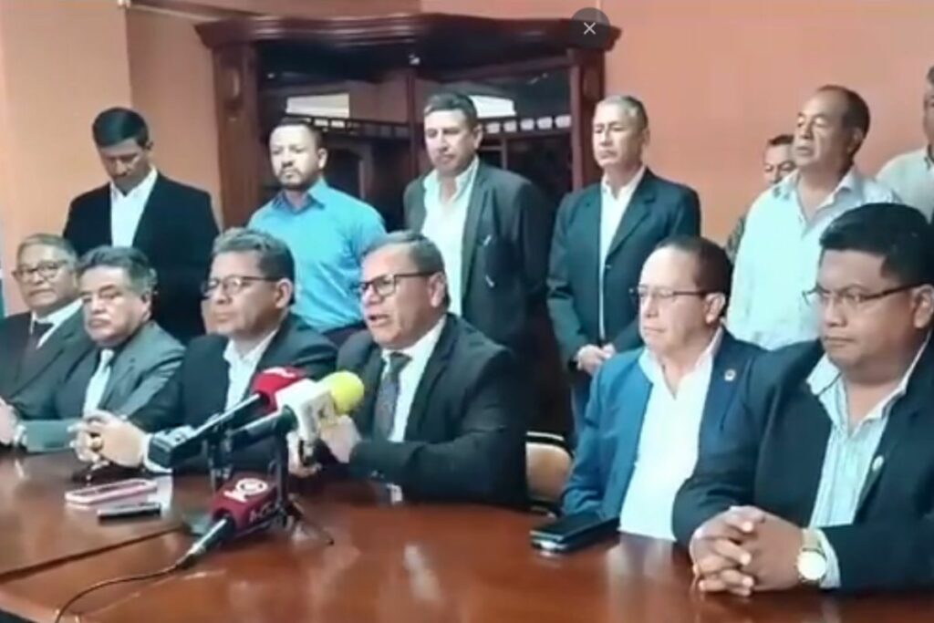 Carlos Brunis (c), presidente de la Federación de Transporte Terrestre de Pichincha, interviene durante rueda de prensa, este 10 de junio de 2024. Foto: Captura