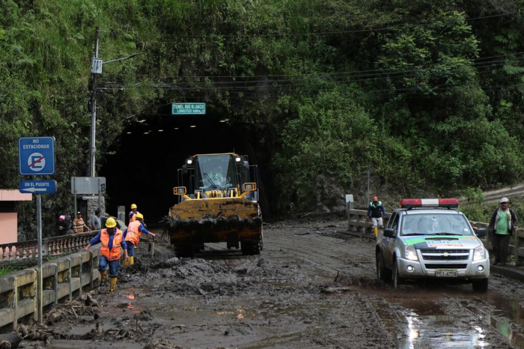 La carretera de Baños está rodeada de lodo por las fuertes lluvias del domingo 16 de junio de 2024. Foto: Julio Estrella / EL COMERCIO.
