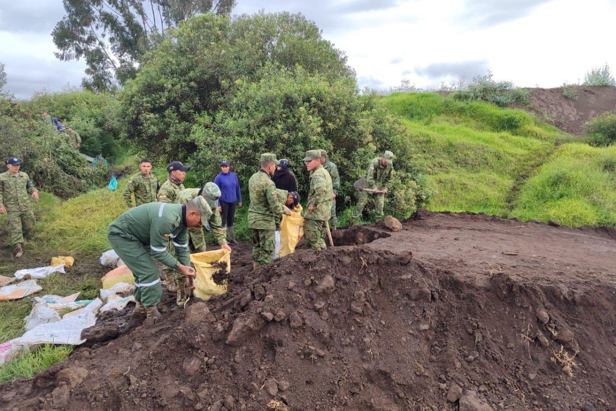 Personal militar apoya las labores de limpieza en el cantón Chambo.