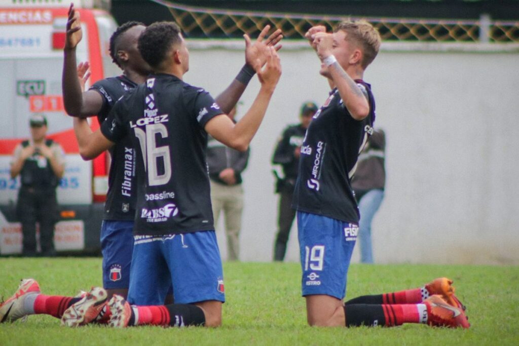 Jugadores del Deportivo Quito festejan un gol ante Real Puerto Quito en la Segunda Categoría.