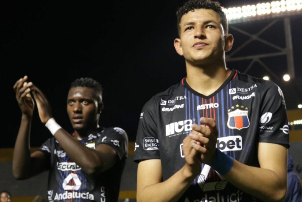Jugadores del Deportivo Quito saludan con los hinchas en el partido ante Juventud, en la Segunda Categoría de Pichincha.