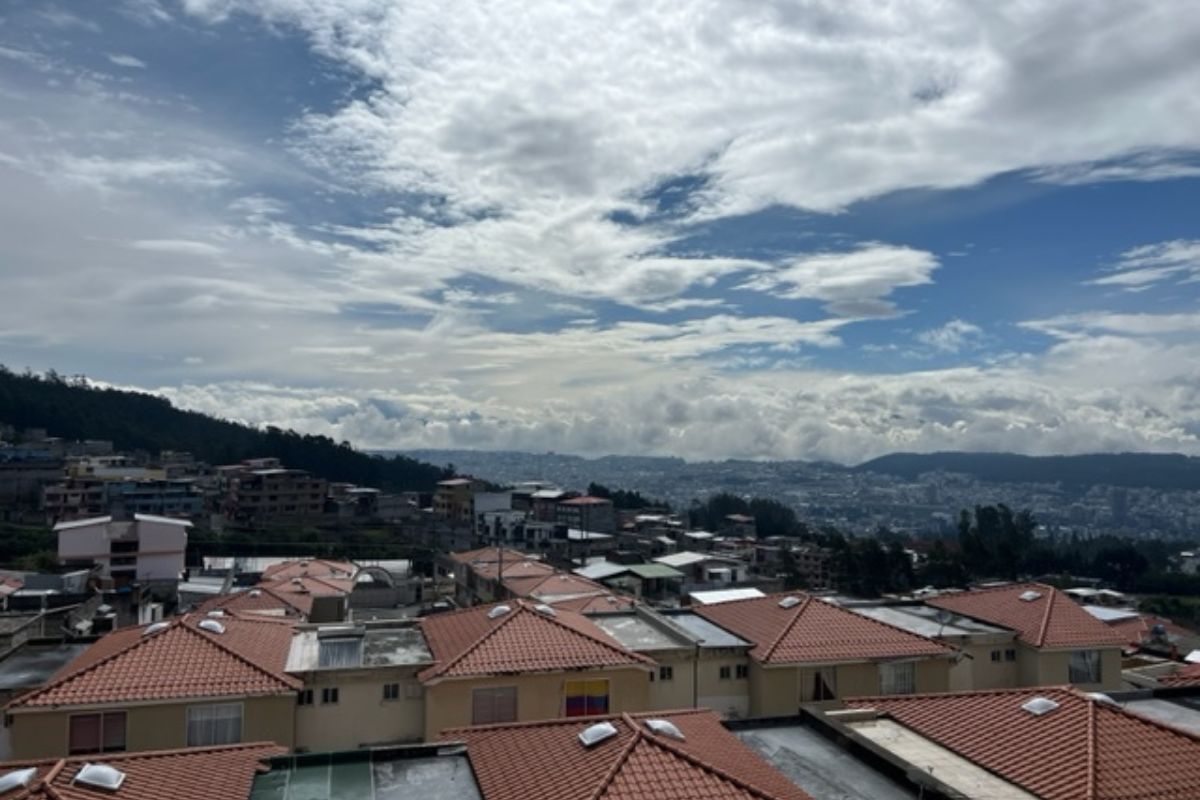 Este 16 de junio de 2024, Quito amaneció nublada y, de a poco, el sol empieza a aparecer.