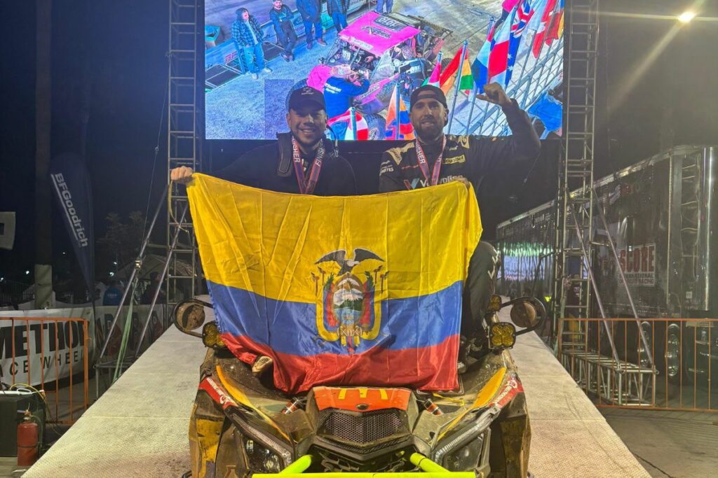 Bradley Salazar y Marco Guerrón en el Baja 500 de rally con la bandera de Ecuador. Foto: Cortesía