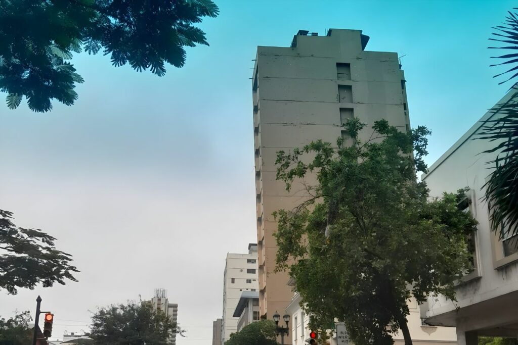 El edificio Fantasía está situado en la avenida 9 de Octubre, entre José Mascote y Esmeraldas, en el centro de Guayaquil