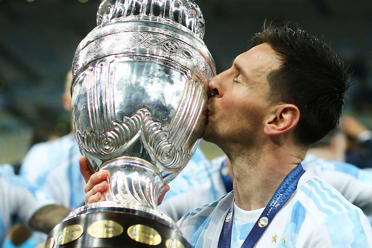 Lionel Messi, capitán de la Selección de Argentina, besando la Copa América que ganó en 2021.