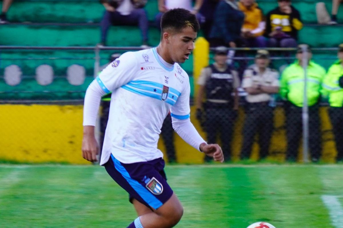 Dalo Bucaram con la camiseta del 9 de Octubre en el partido donde anotó su primer gol como profesional en 2024.