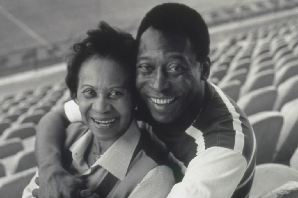 Celeste Arantes y su hijo, Pelé, compartiendo un momento juntos.