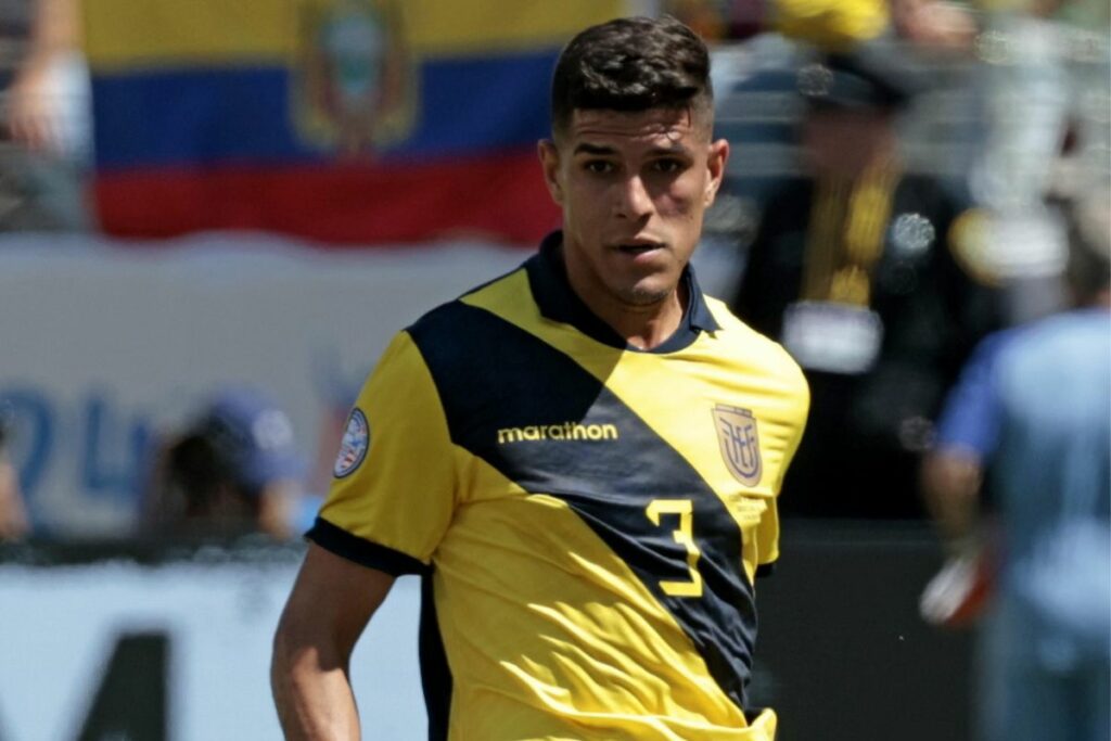 Piero Hincapié, jugador de la Selección de Ecuador, enfrentando a Venezuela por la Copa América 2024.