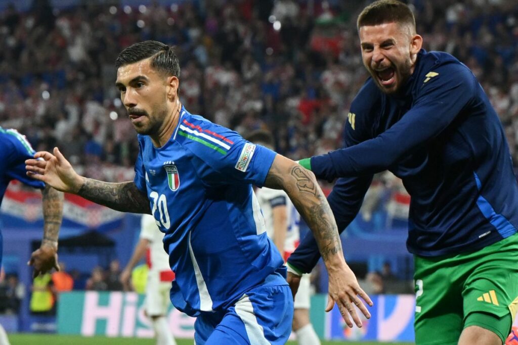 Mattia Zaccagani celebrando el gol del empate de Italia contra Croacia en la Eurocopa 2024.
