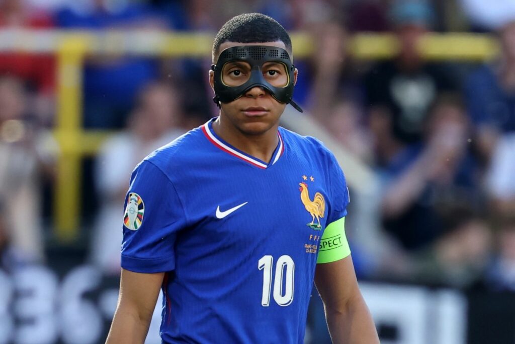 Kylian Mbappé, capitán de la Selección de Francia, con su máscara en la Eurocopa 2024.