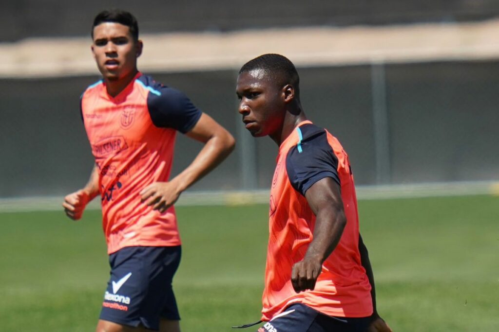 Kendry Páez y Moisés Caicedo en un entrenamiento con la Selección de Ecuador previo al partido contra Jamaica.