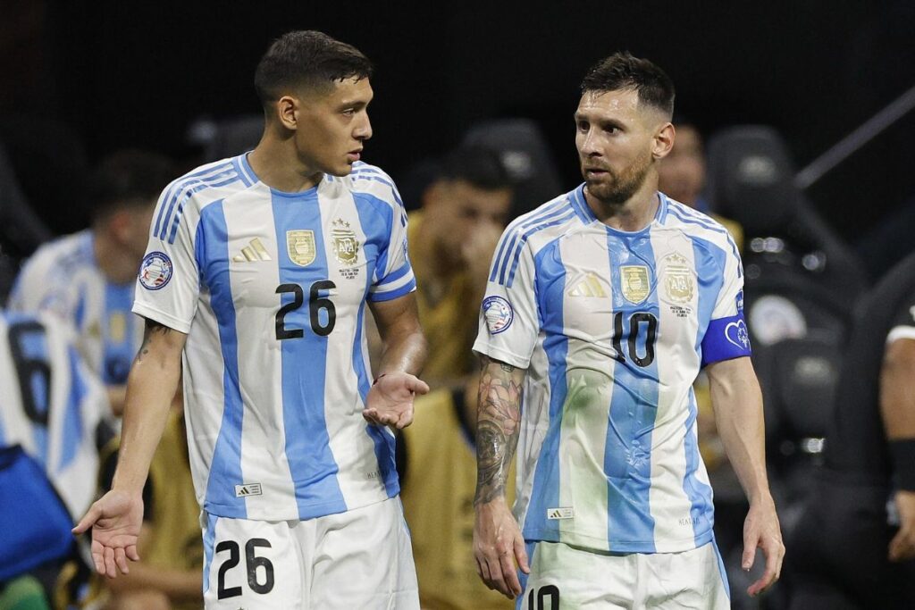 Nahuel Molina y Lionel Messi en un partido con la Selección de Argentina en la Copa América 2024.