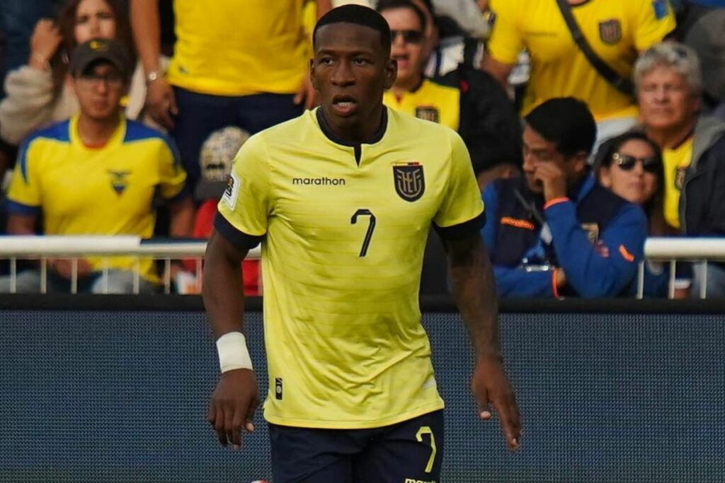 Pervis Estupiñán con la camiseta de la Selección de Ecuador