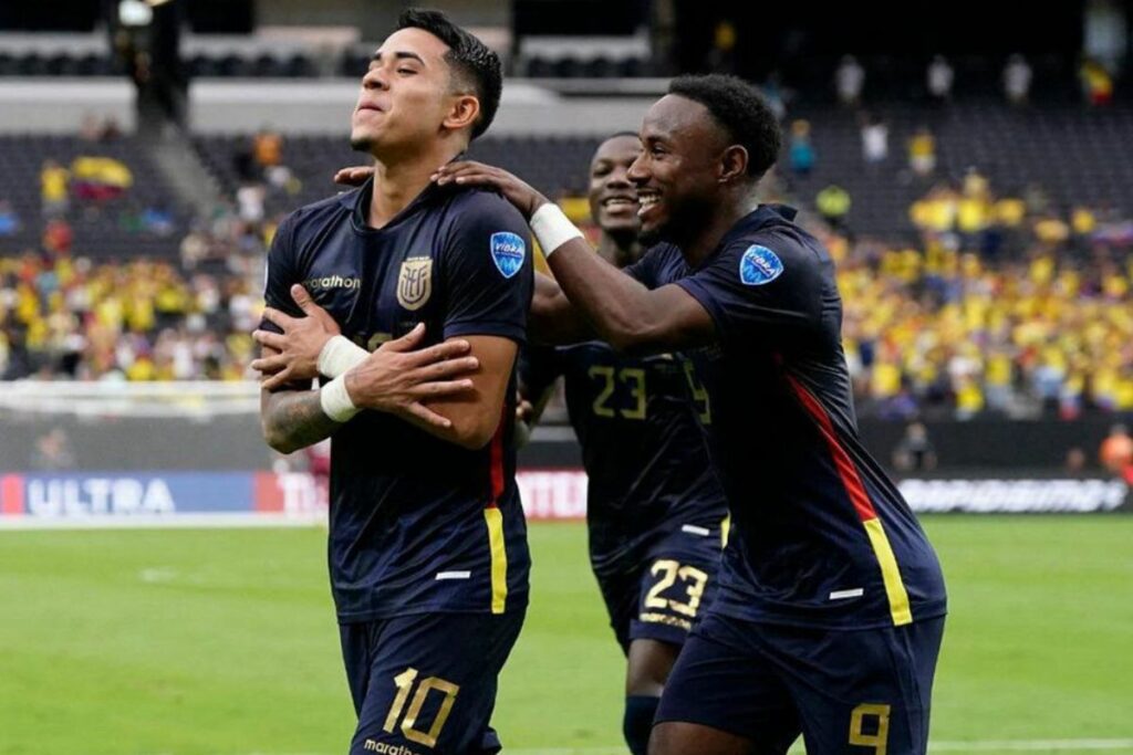 Kendry Páez celebrando con sus compañeros el gol que marcó con la Selección de Ecuador en Copa América.