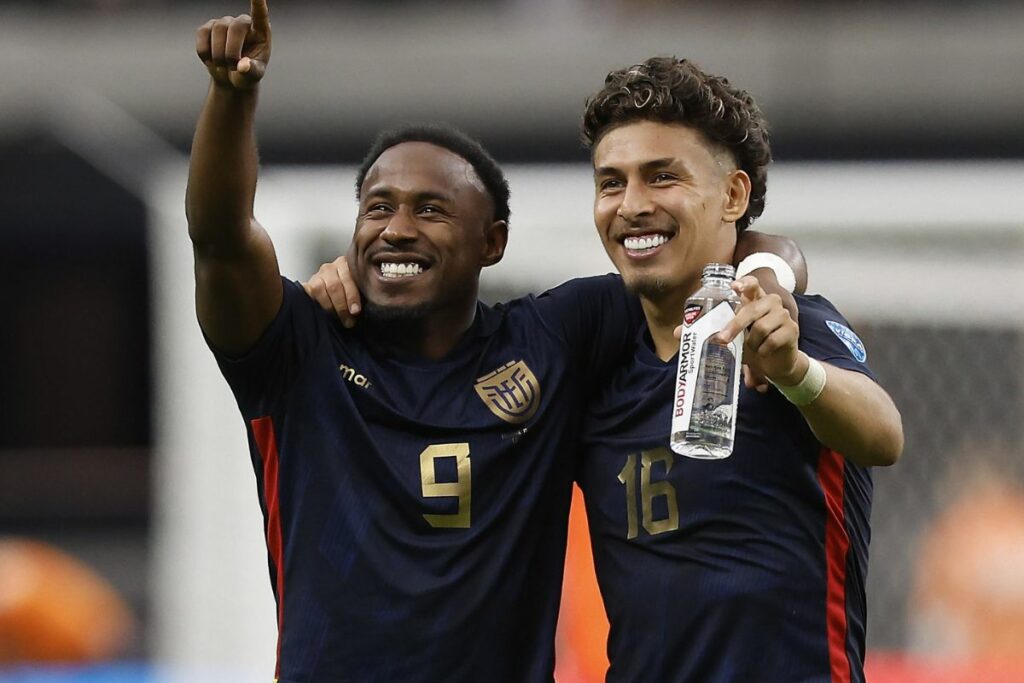 John Yeboah y Jeremy Sarmiento celebrando un triunfo de la Selección de Ecuador ante Jamaica por la Copa América 2024.