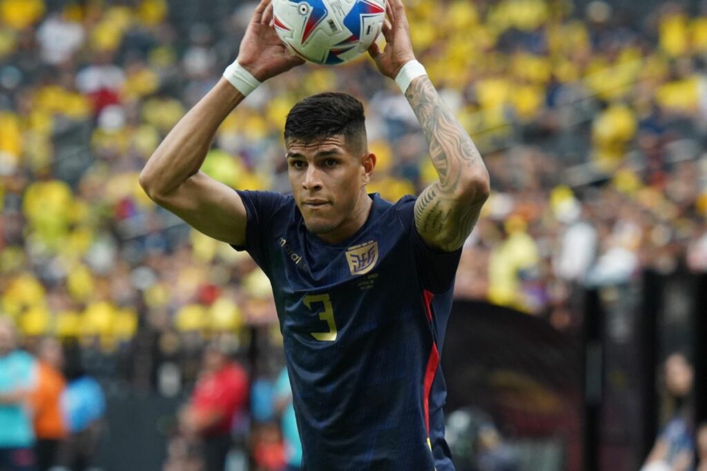 Piero Hincapié en un partido con la Selección de Ecuador en la Copa América 2024.