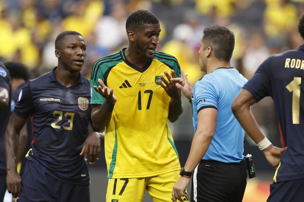 Moisés Caicedo (izq.) y Damion Lowe conversando con el árbitro en el Ecuador vs. Jamaica por la Copa América 2024.